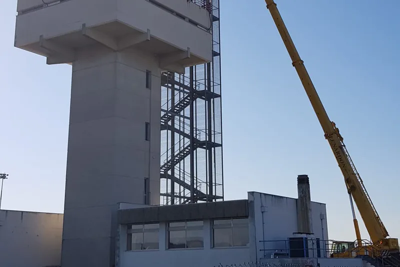 Stavební práce na provozním objektu s autjeřábem
