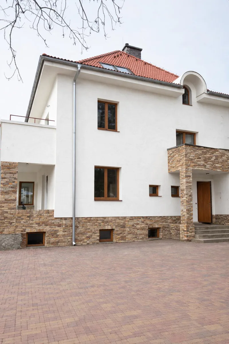Dokončený rodinný dům se zpevněnou příjezdovou plochou