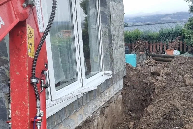 Výkop podél základů objektu minirypadlem