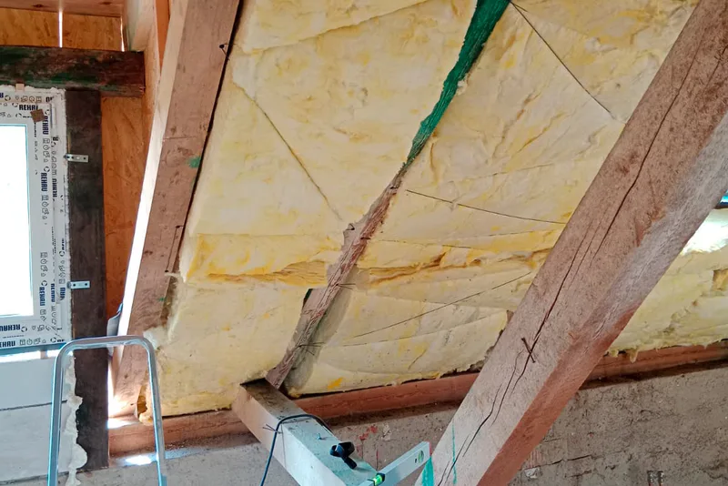Zateplení střešní konstrukce minerální vatou mezi krokvemi