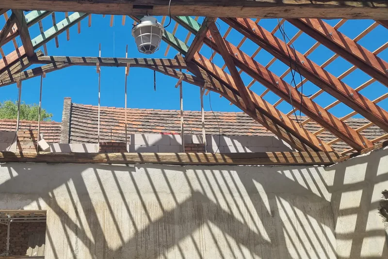 Otevřený krov při rekonstrukci střechy s novými krokvemi