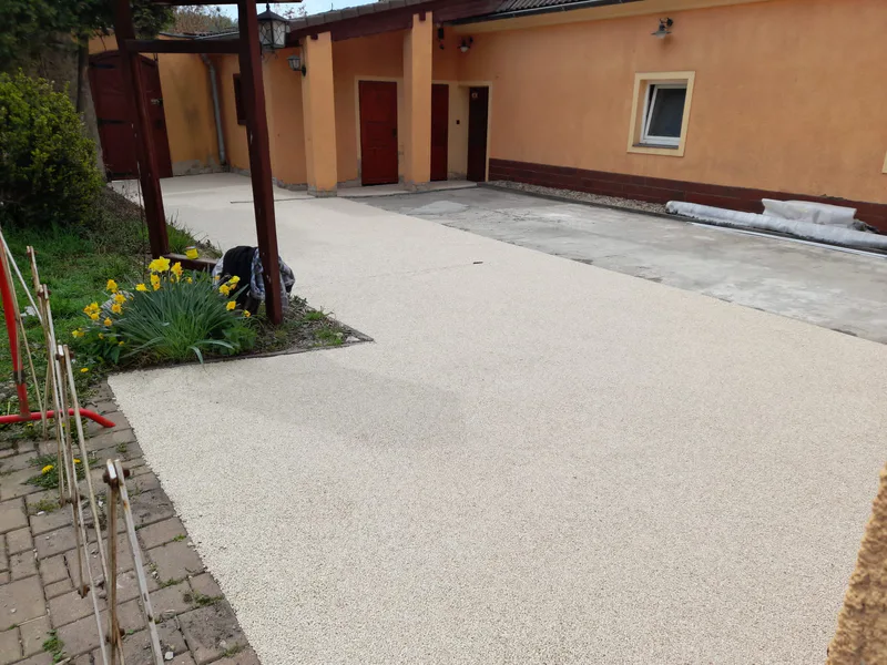 Dokončená terasa a navazující chodník u rodinného domu